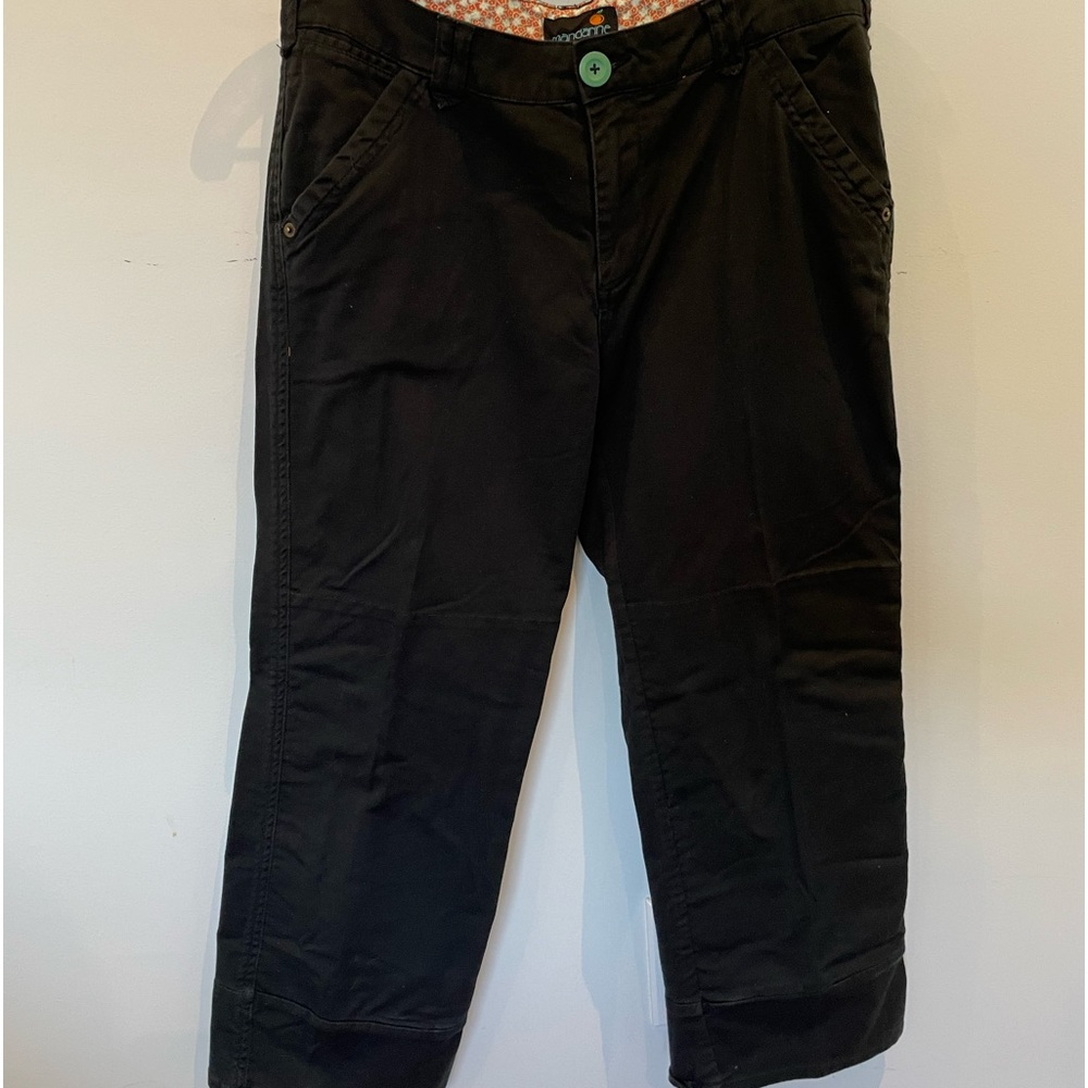 Mandarine SZ 10 pants. Black stretch denim. Green button detailing. Ankle length